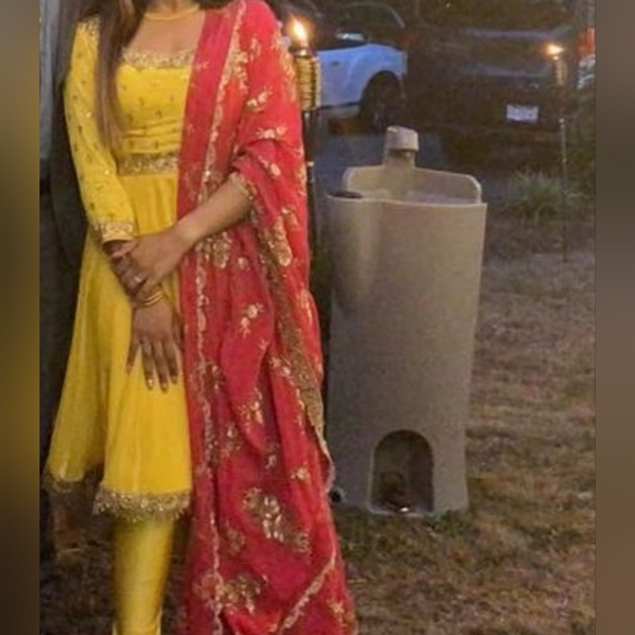 Selling Indian outfit, size 38 , worn twice , perfect condition, extra margin - Picture 2 of 2